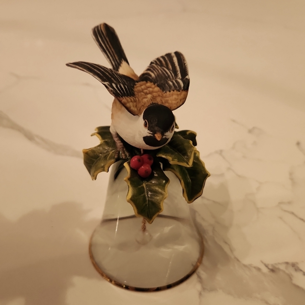 Chickadee Bell Bird Figurine Franklin Mint Danbury vtg Crystal Berries